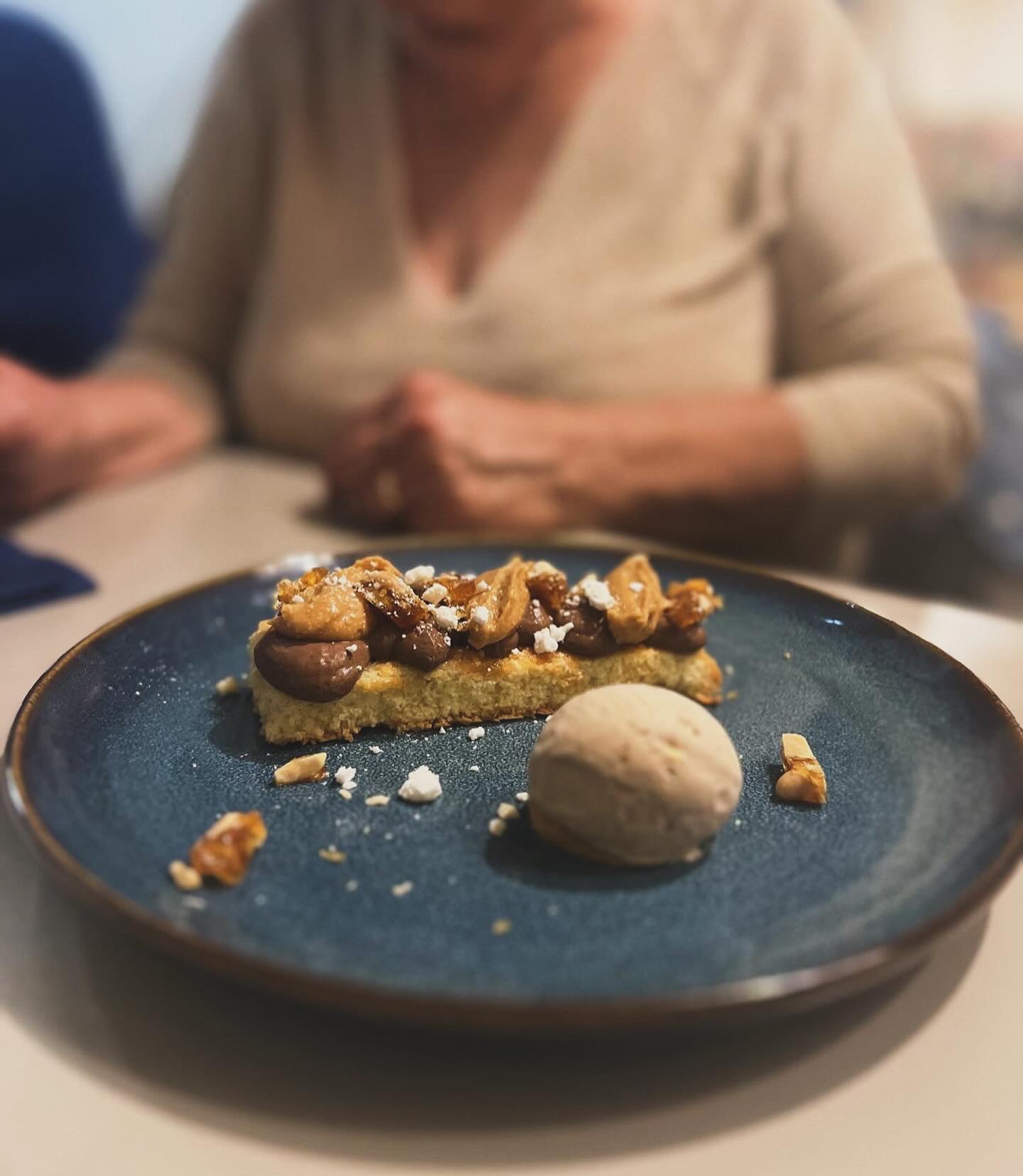 Pain de gêne, ganache chocolat, praliné cacahuète, Nougatine cacahuète